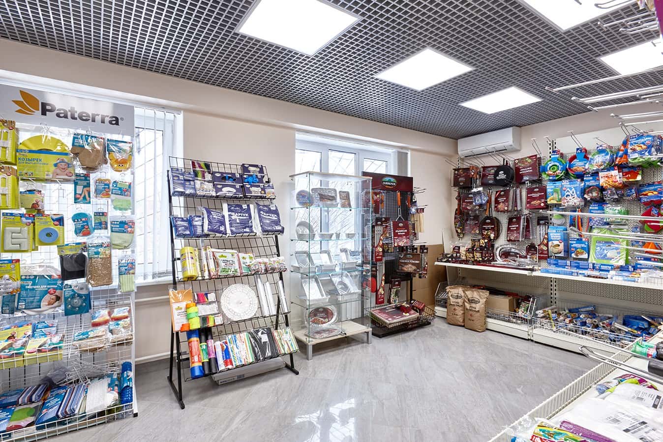 Biuro w stylu loft: Drewniane elementy ocieplają surowy industrialny design Loft 2026.