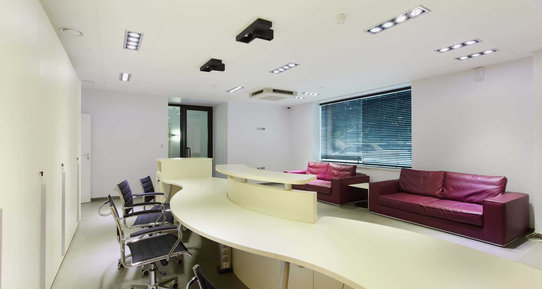 Strefa relaksu w biurze open space z wygodnymi sofami i roślinami Loft 2026.