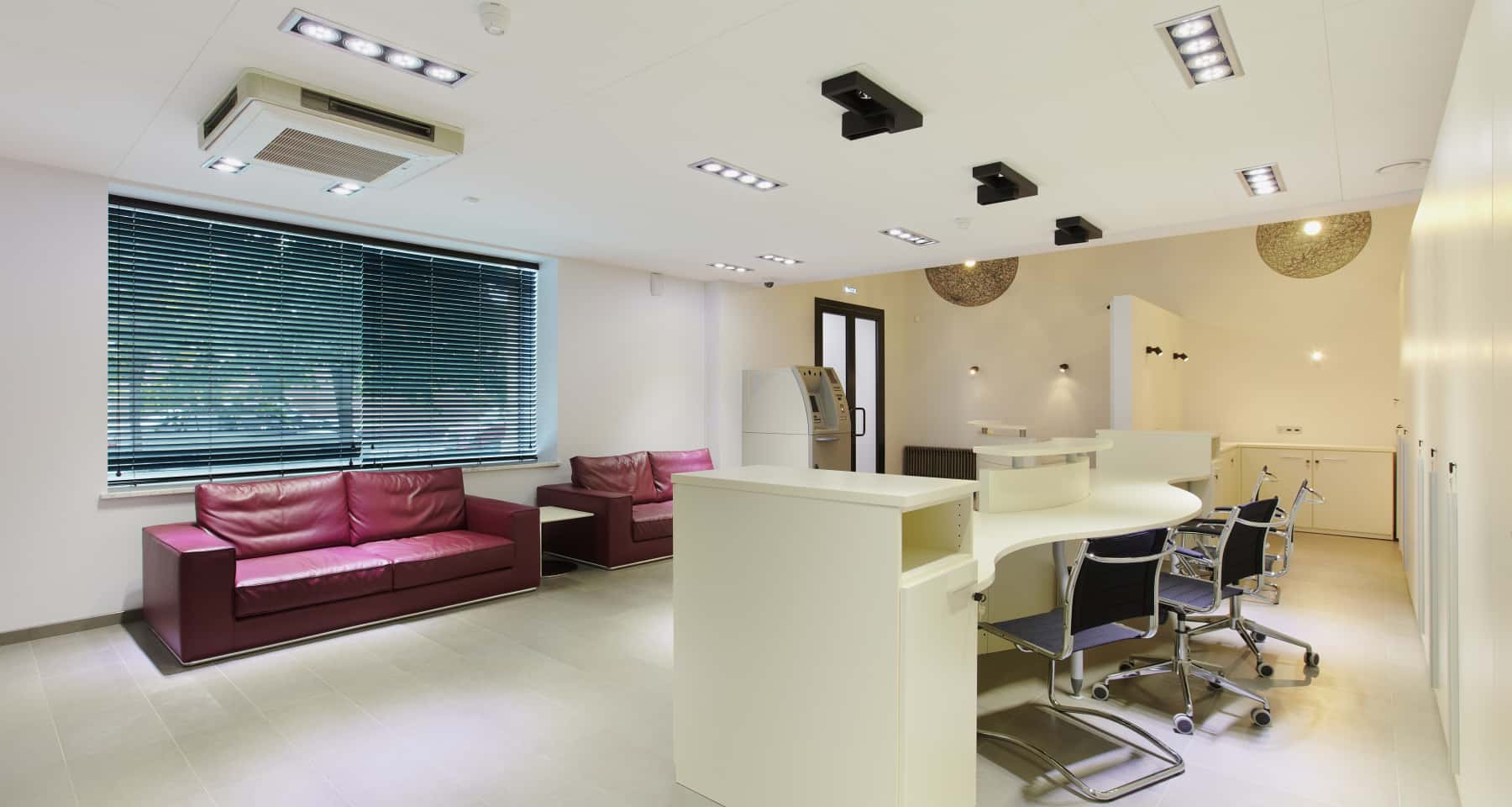 Stylowy gabinet dyrektora z panoramicznymi oknami i nowoczesnym designem Loft 2026.