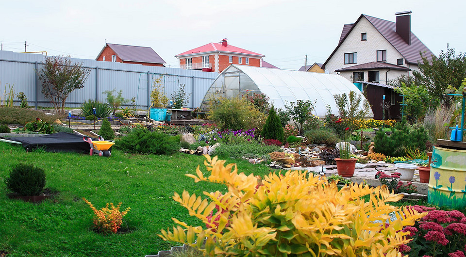 Jesienne przekopywanie ogrodu przygotowuje glebę do zimy 2026, zapewniając obfite plony.