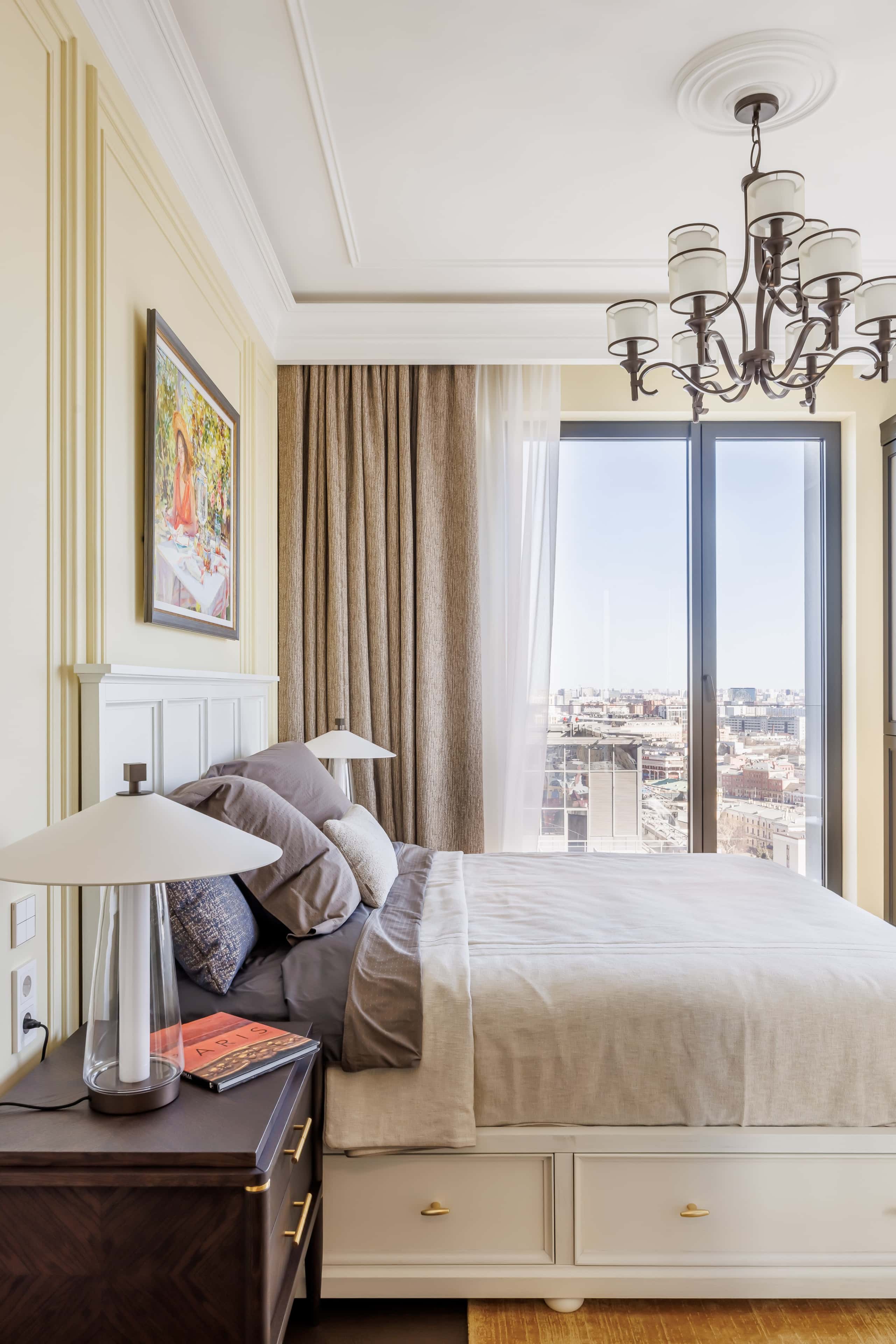 Wnętrze gabinetu w stylu amerykańska klasyka: przestrzeń robocza z elementami luksusu.