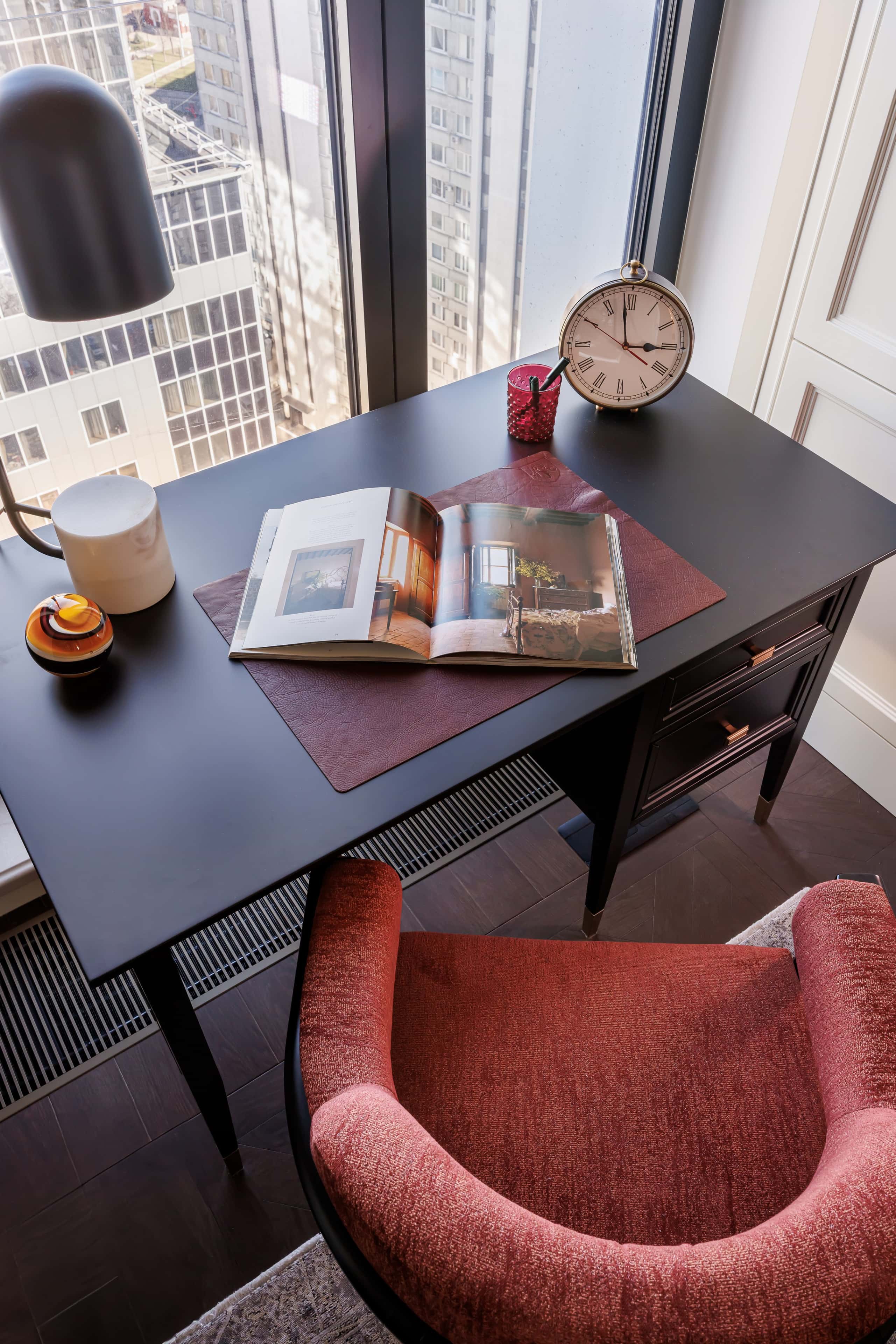 Biała kuchnia w stylu amerykańska klasyka z drewnianym blatem i stylowymi frontami.