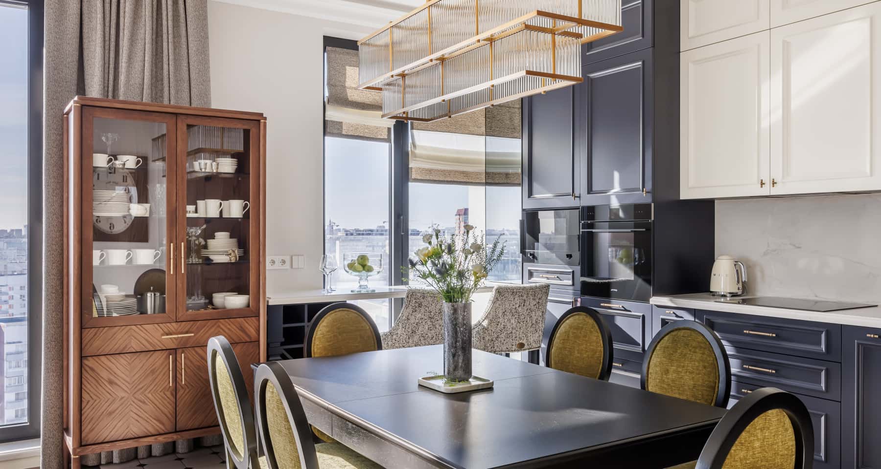 Elegancka kuchnia z salonem w stylu amerykańskiej klasyki z meblami na wymiar.