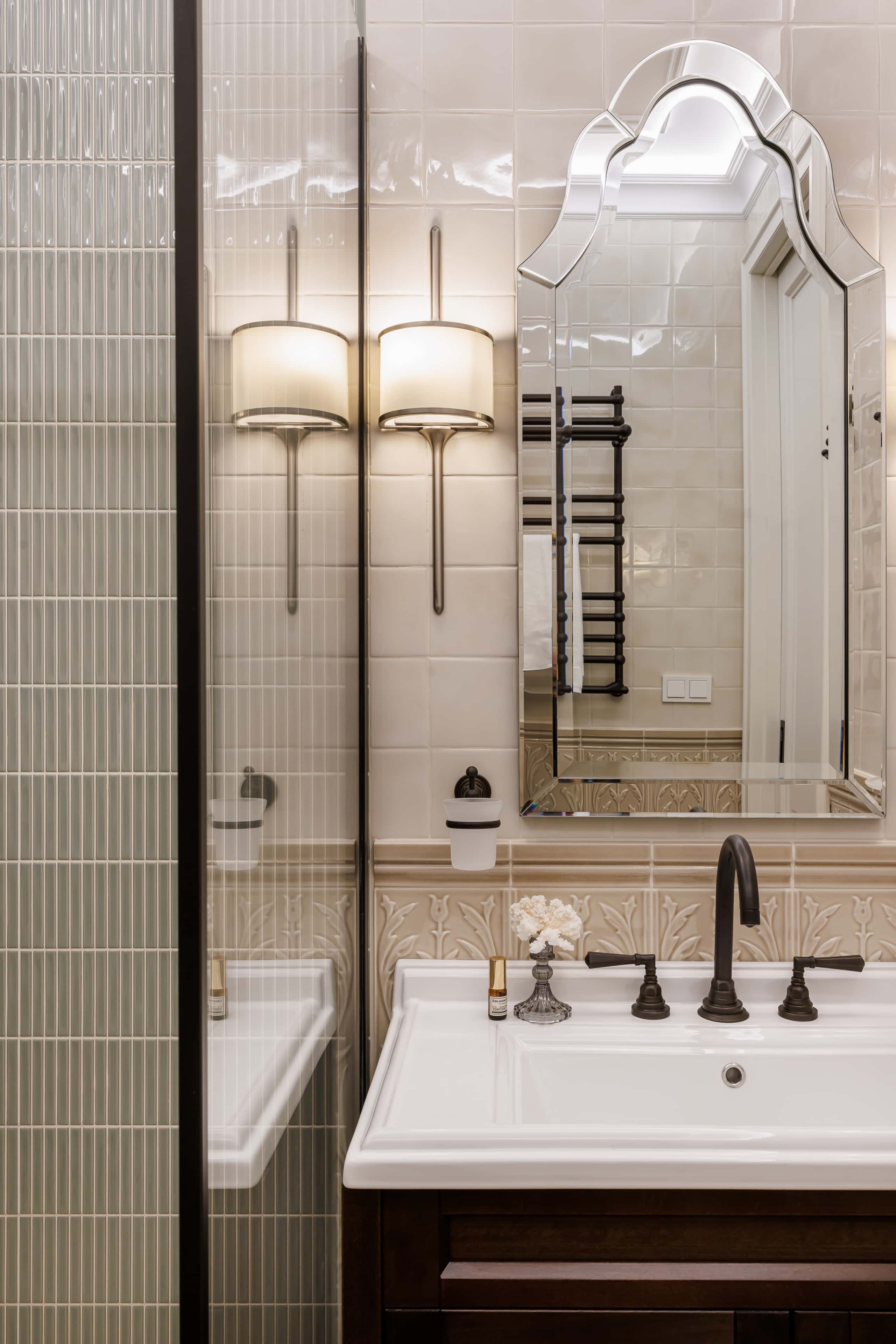 Wnętrze sypialni w amerykańskim klasycznym stylu: przytulna atmosfera i elegancja.