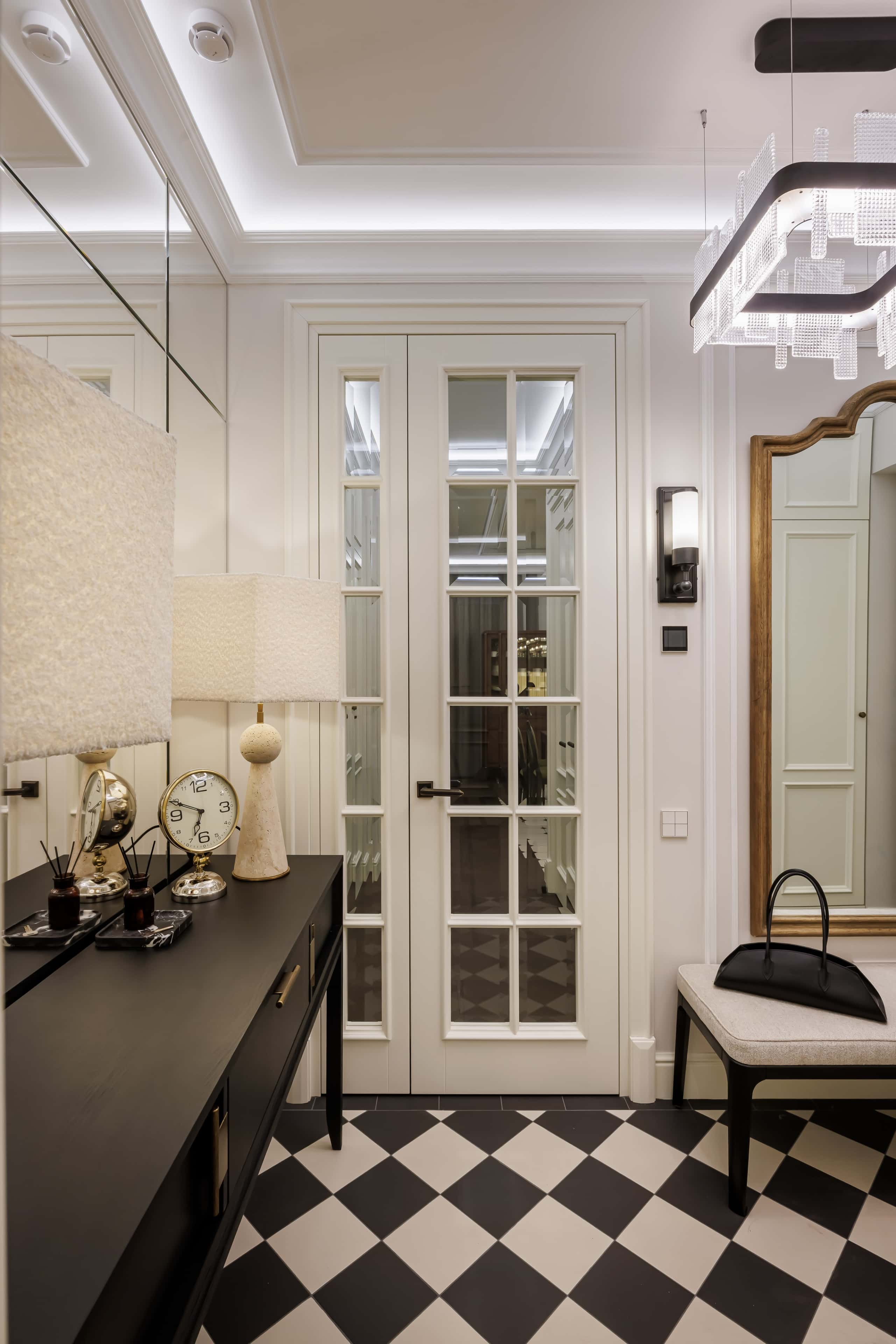 Jadalnia w stylu amerykańskiej klasyki z wyrafinowanymi meblami i oświetleniem.