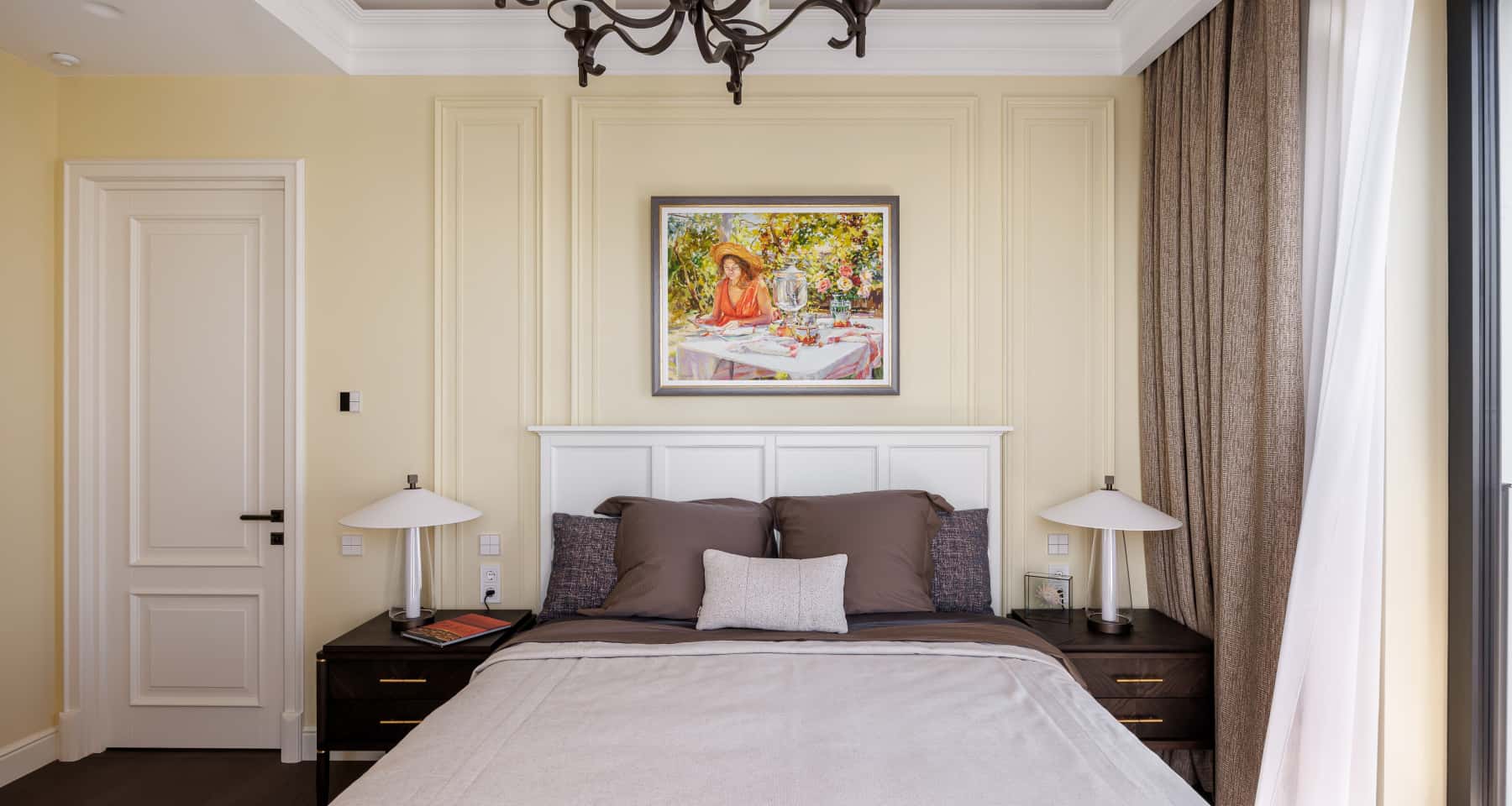 Elegancki salon w stylu amerykańskiej klasyki: jasne wnętrze i komfortowe meble.