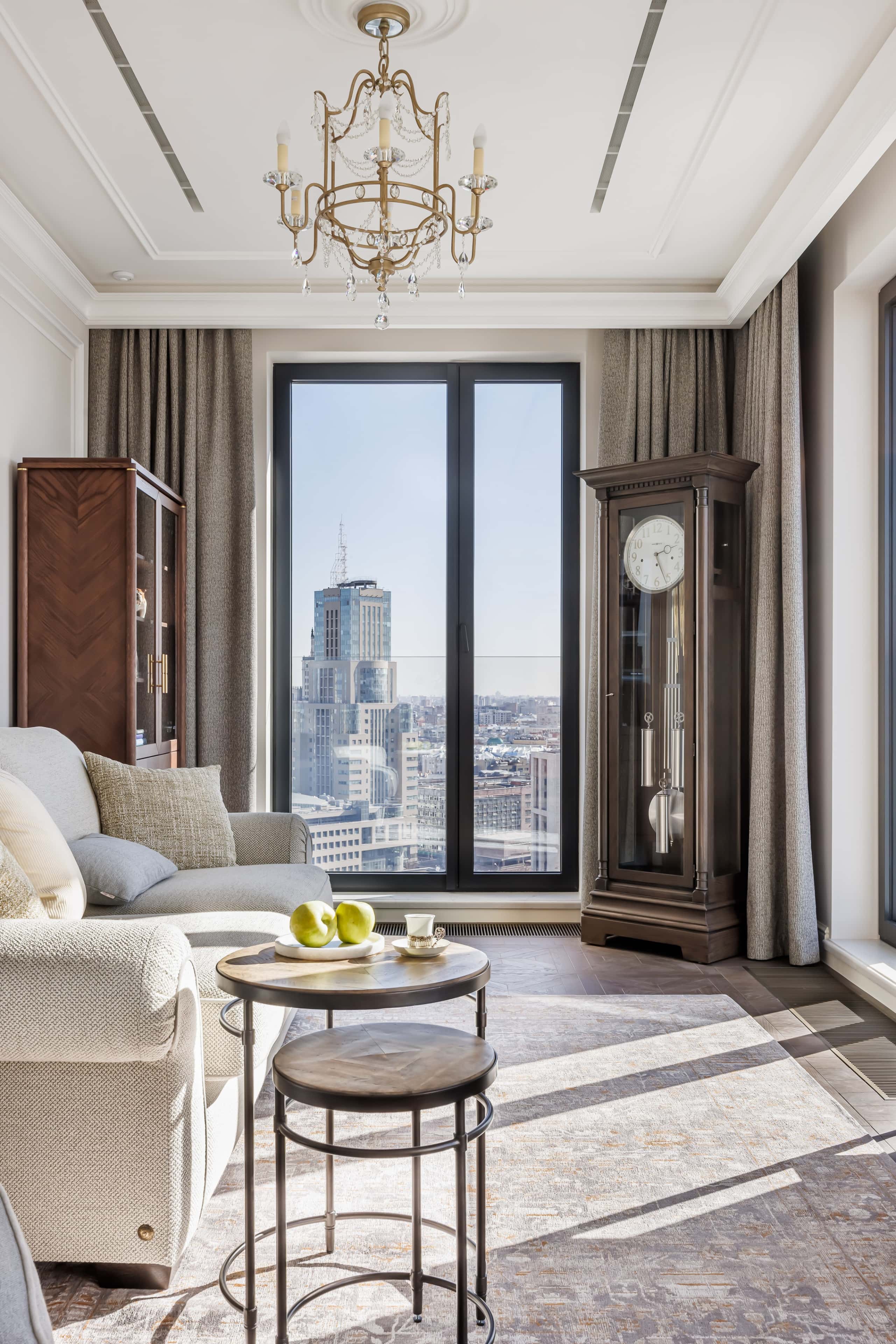 Wnętrze apartamentu w stylu amerykańskiej klasyki z eleganckimi meblami i dekoracjami.