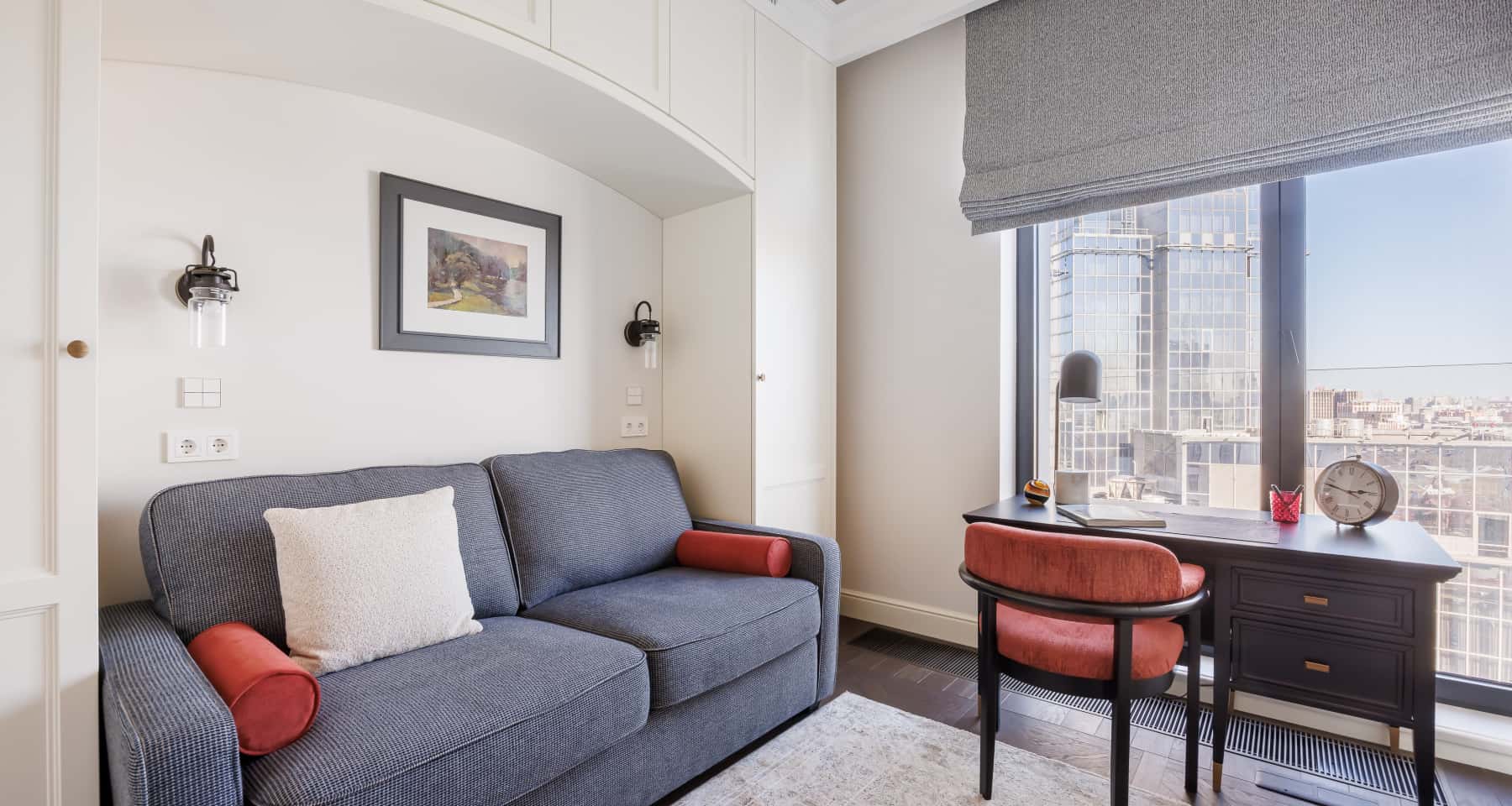 Detal dekoracyjny w mieszkaniu w stylu amerykańska klasyka: elegancja i szyk.