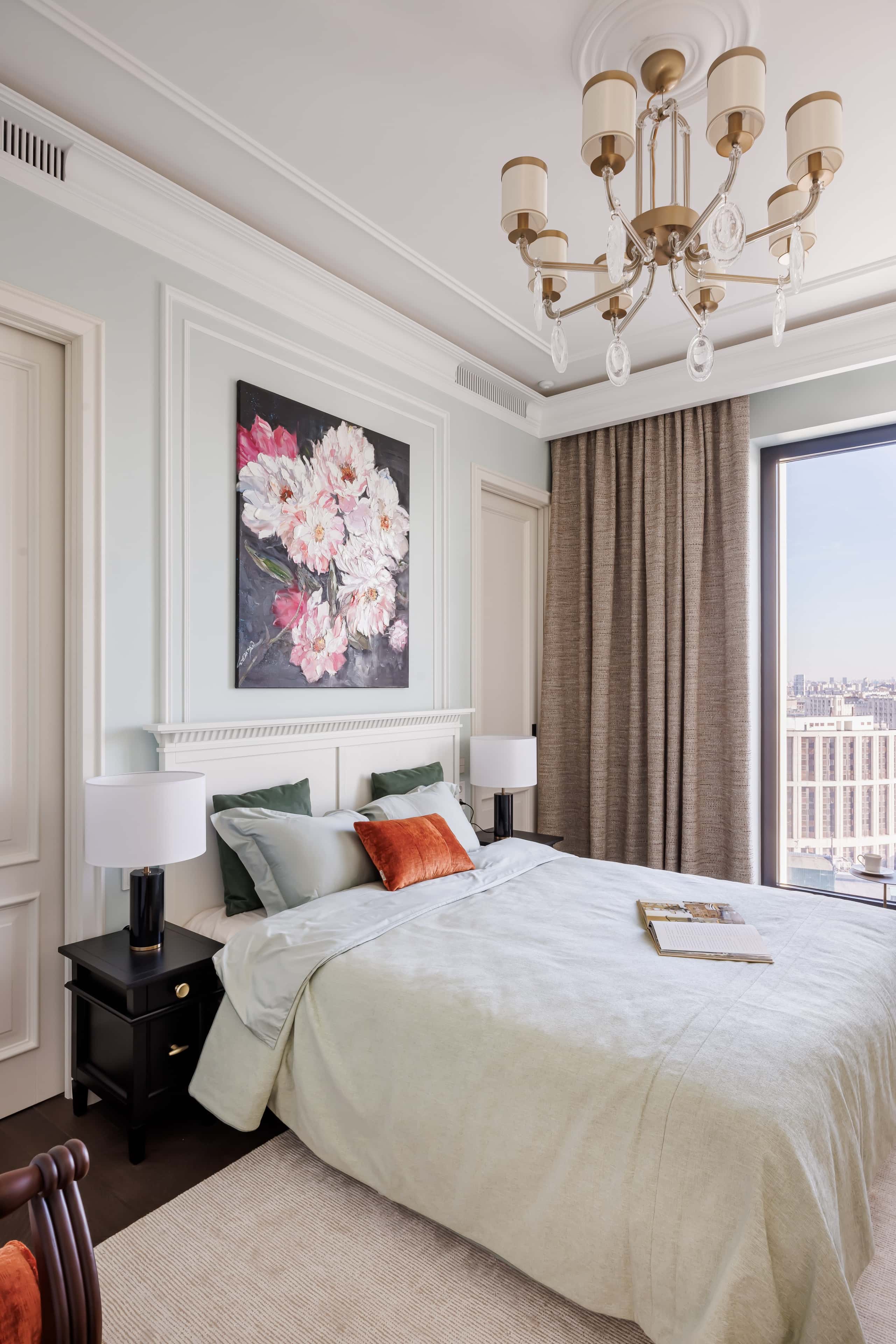 Design wnętrza mieszkania w stylu amerykańskiej klasyki: stylowy salon z kominkiem.