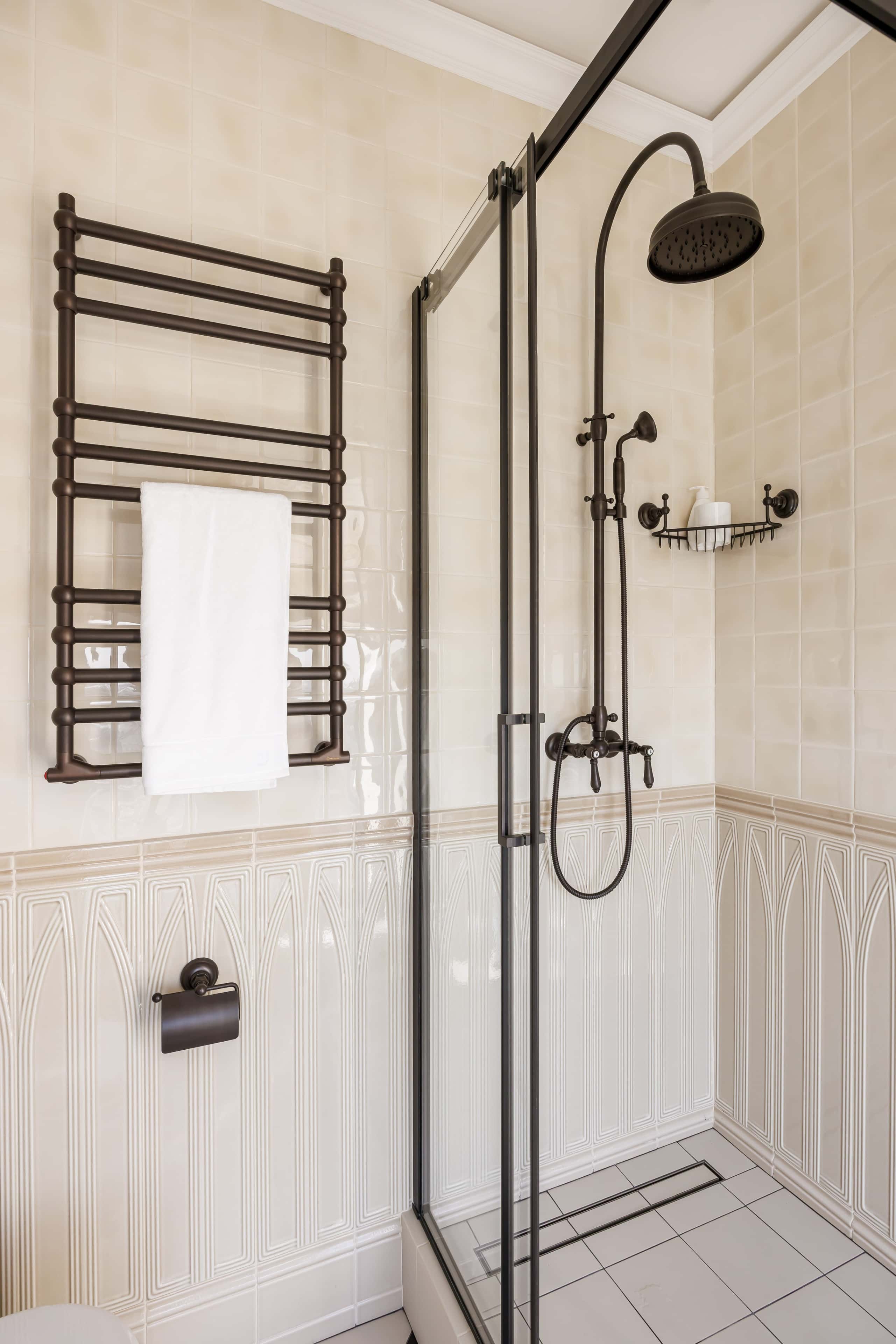 Sypialnia w stylu amerykańskiej klasyki: duże okno i jasne, przytulne wnętrze 2026.