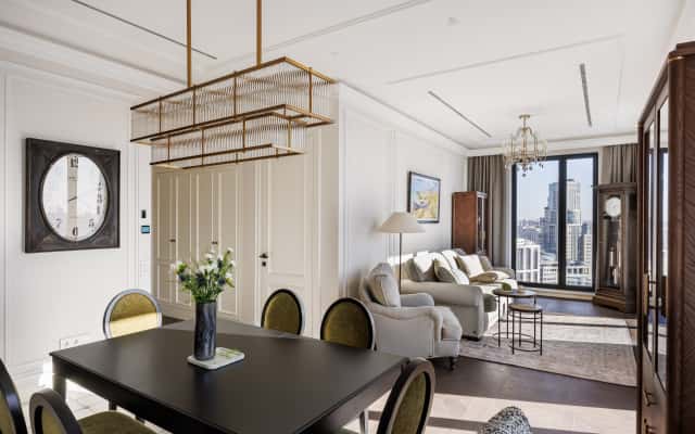 Kuchnia z wyspą w stylu amerykańskiej klasyki: funkcjonalność i styl.