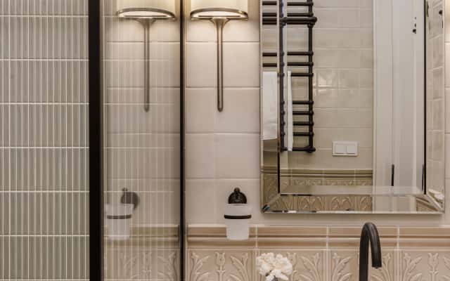 Salon w stylu amerykańskiej klasyki z kominkiem: ciepło i elegancja.