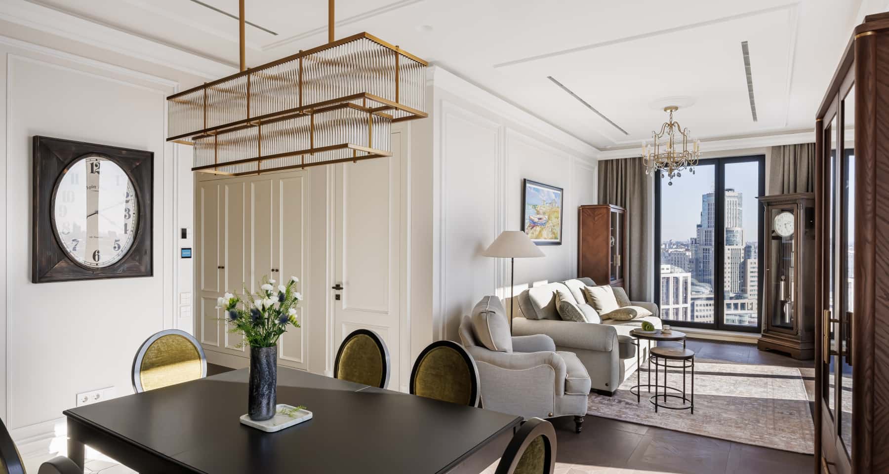 Przytulna aranżacja salonu z kominkiem i miękkimi meblami w Kijowie.