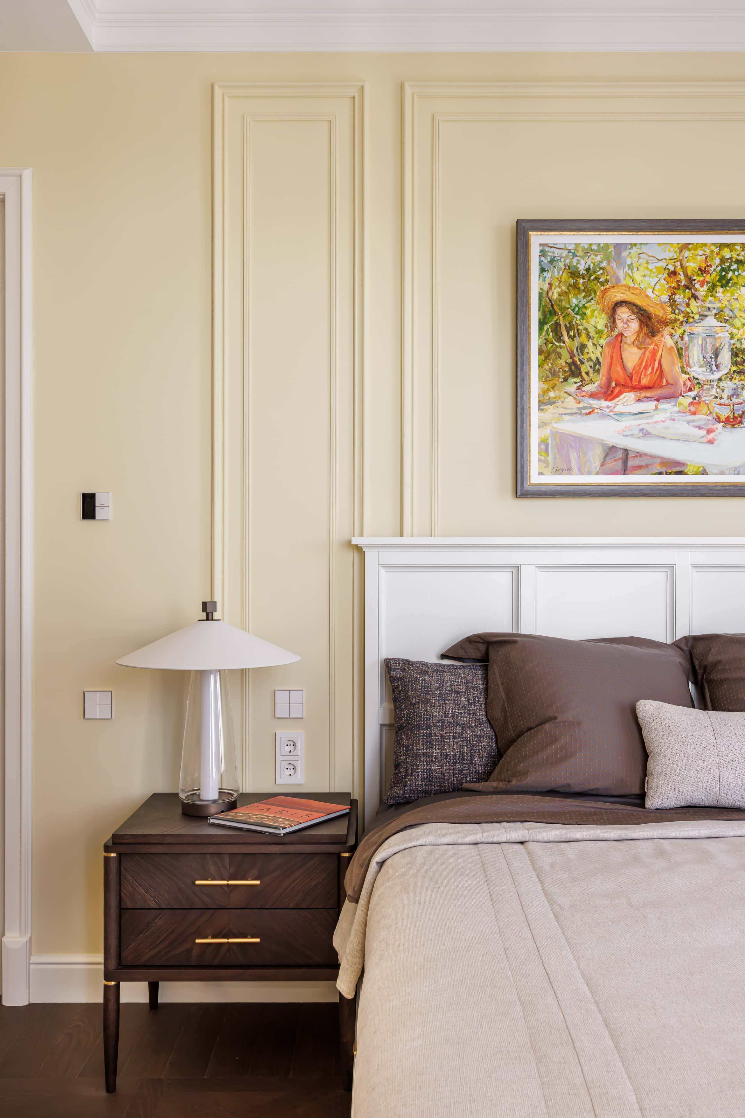 Wbudowana szafa w amerykańskim klasycznym stylu: praktyczne rozwiązanie do przechowywania.