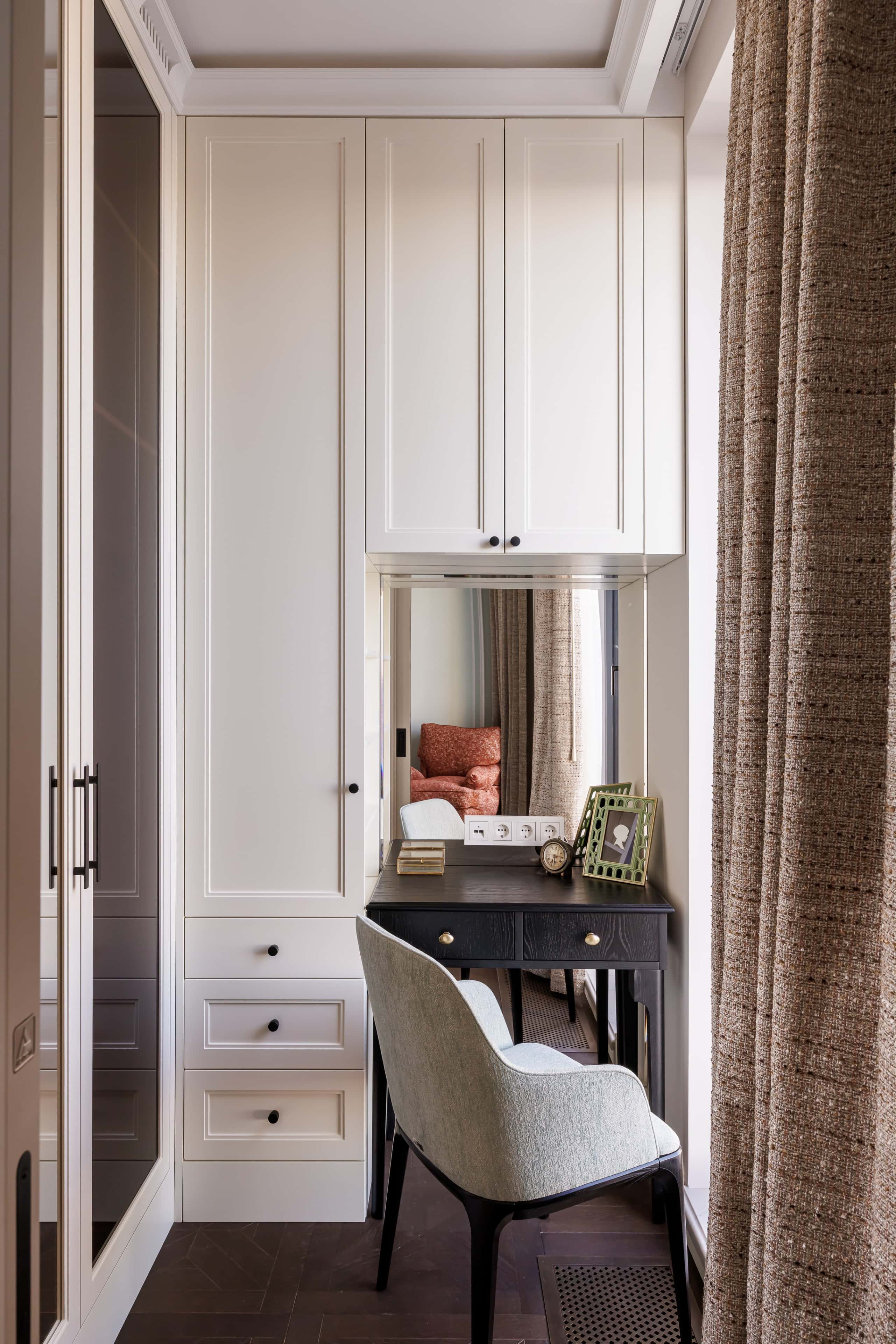 Przestronny salon w stylu amerykańskiej klasyki z miękkimi meblami i oświetleniem.