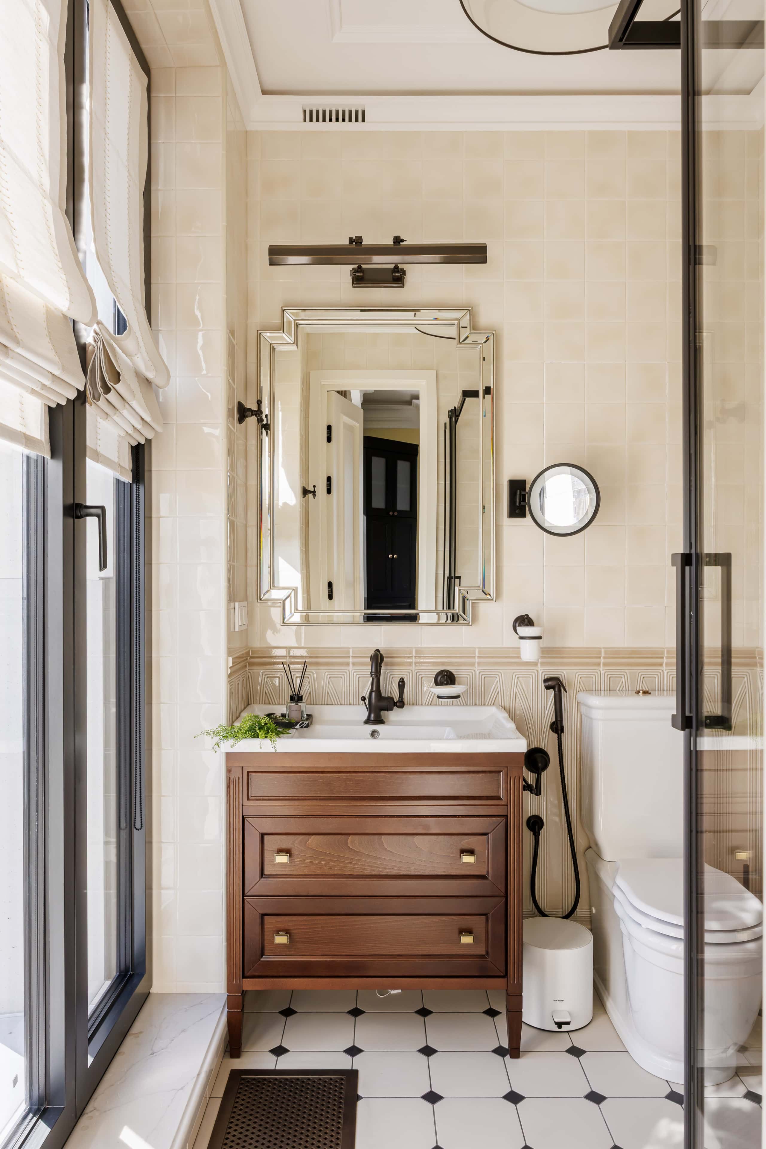 Kuchnia z salonem w stylu amerykańskiej klasyki: meble na wymiar i jasne barwy.