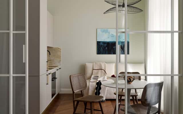 Sypialnia w stylu nowoczesnej klasyki idealna do aranżacji małego mieszkania.