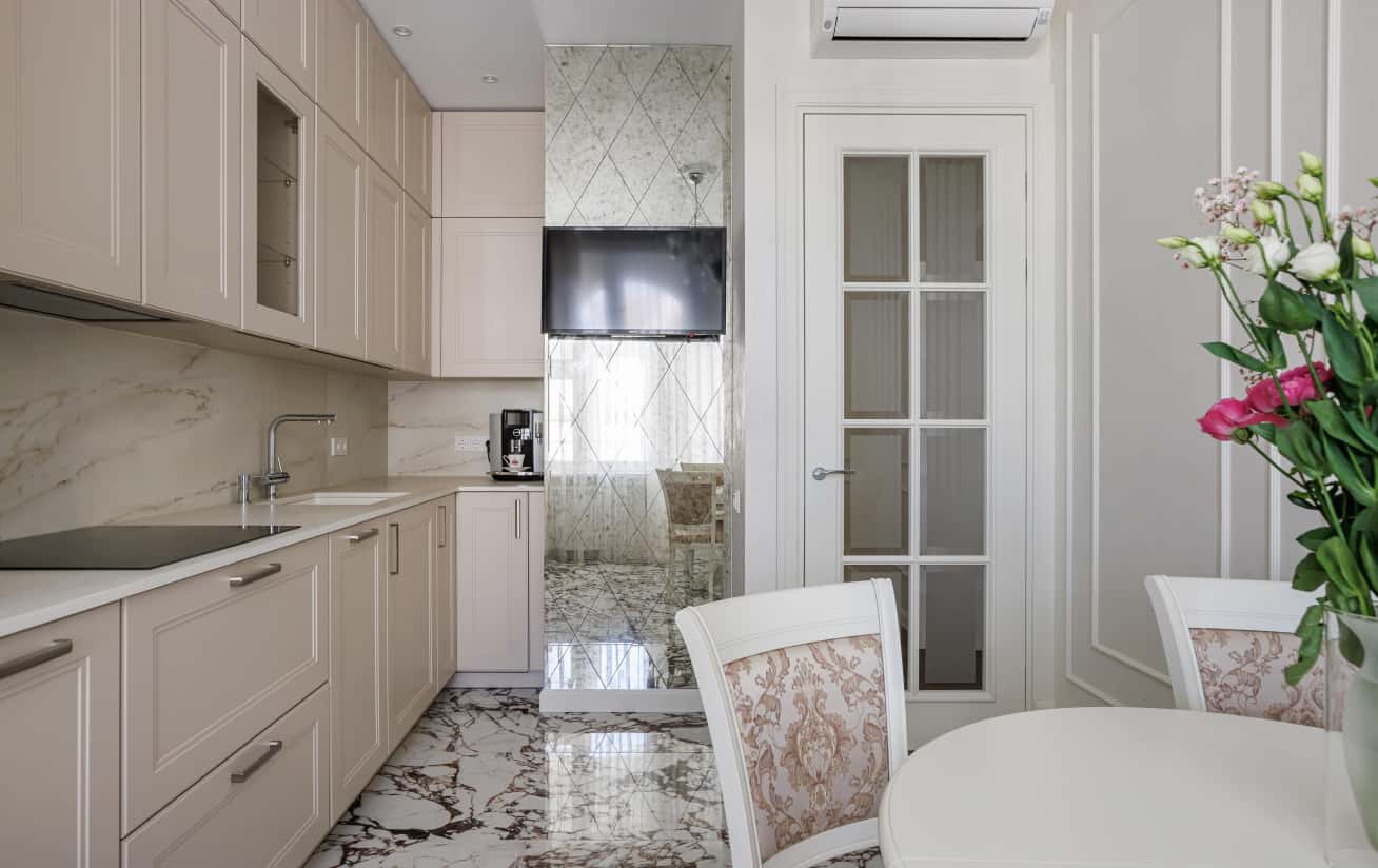 Aranżacja małego mieszkania w stylu nowoczesnej klasyki z dbałością o detale.