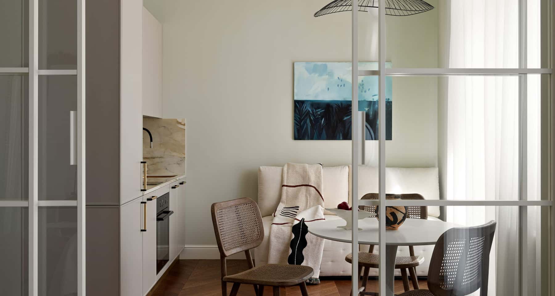 Oświetlenie w mieszkaniu: nowoczesna klasyka tworzy przytulną atmosferę po remoncie.