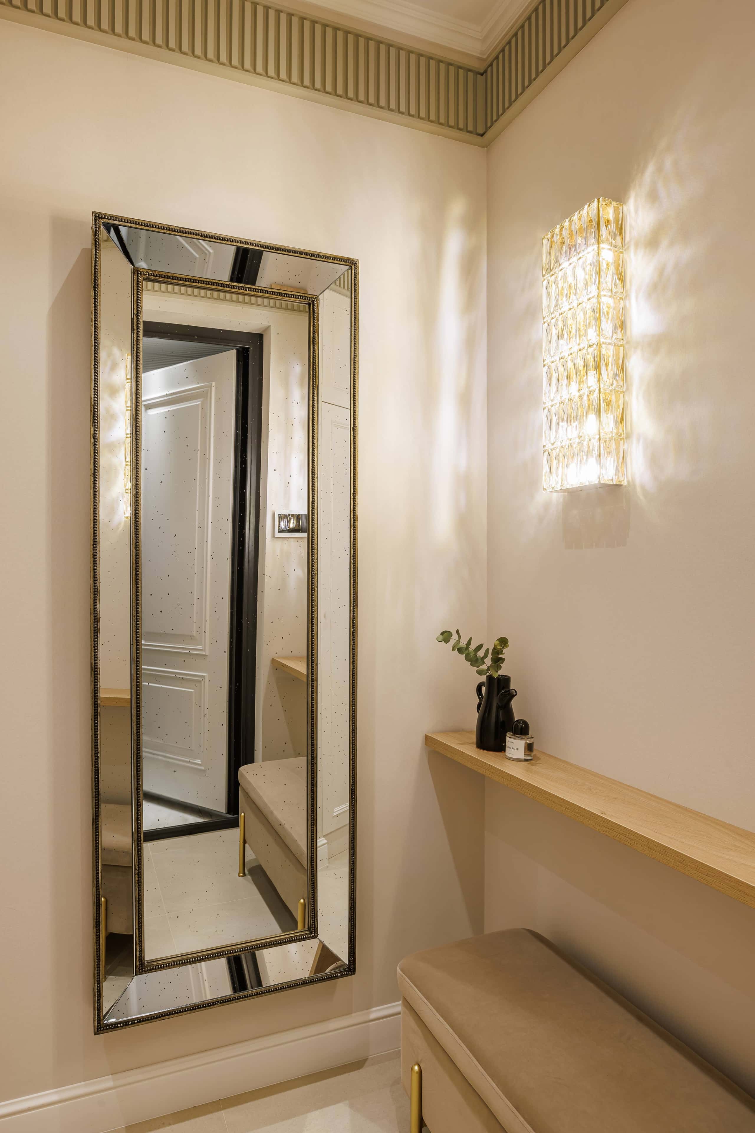 Jadalnia w mieszkaniu: stół i krzesła w aranżacji stylu neoklasycznego.