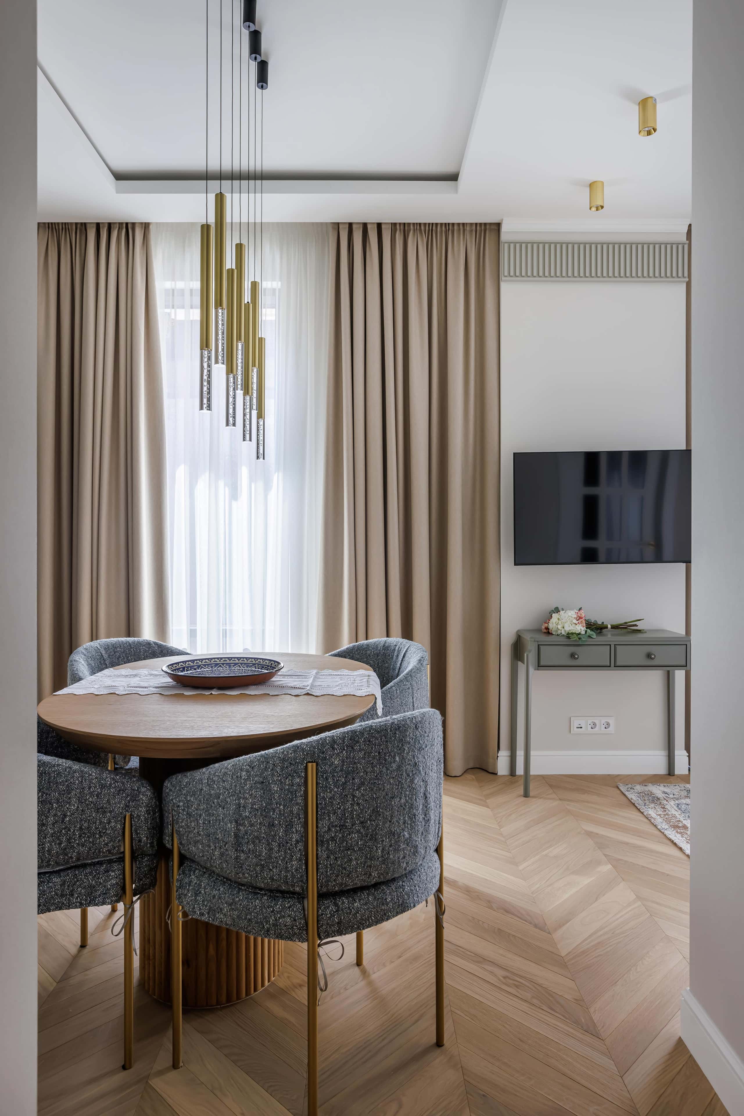 Gabinet w stylu neoklasycznym: biurko i aranżacja przestrzeni do pracy.