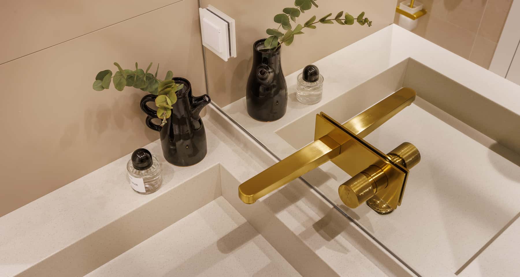 Salon w stylu neoklasycznym: duża sofa i stolik kawowy w mieszkaniu.