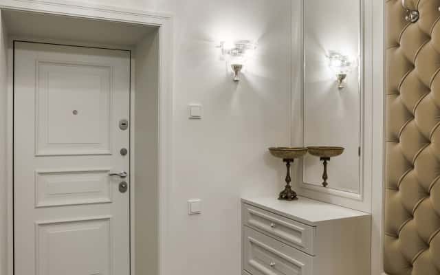 Jasne wnętrze w stylu neoklasycznym z naturalnymi materiałami idealne po odbiorze mieszkania.