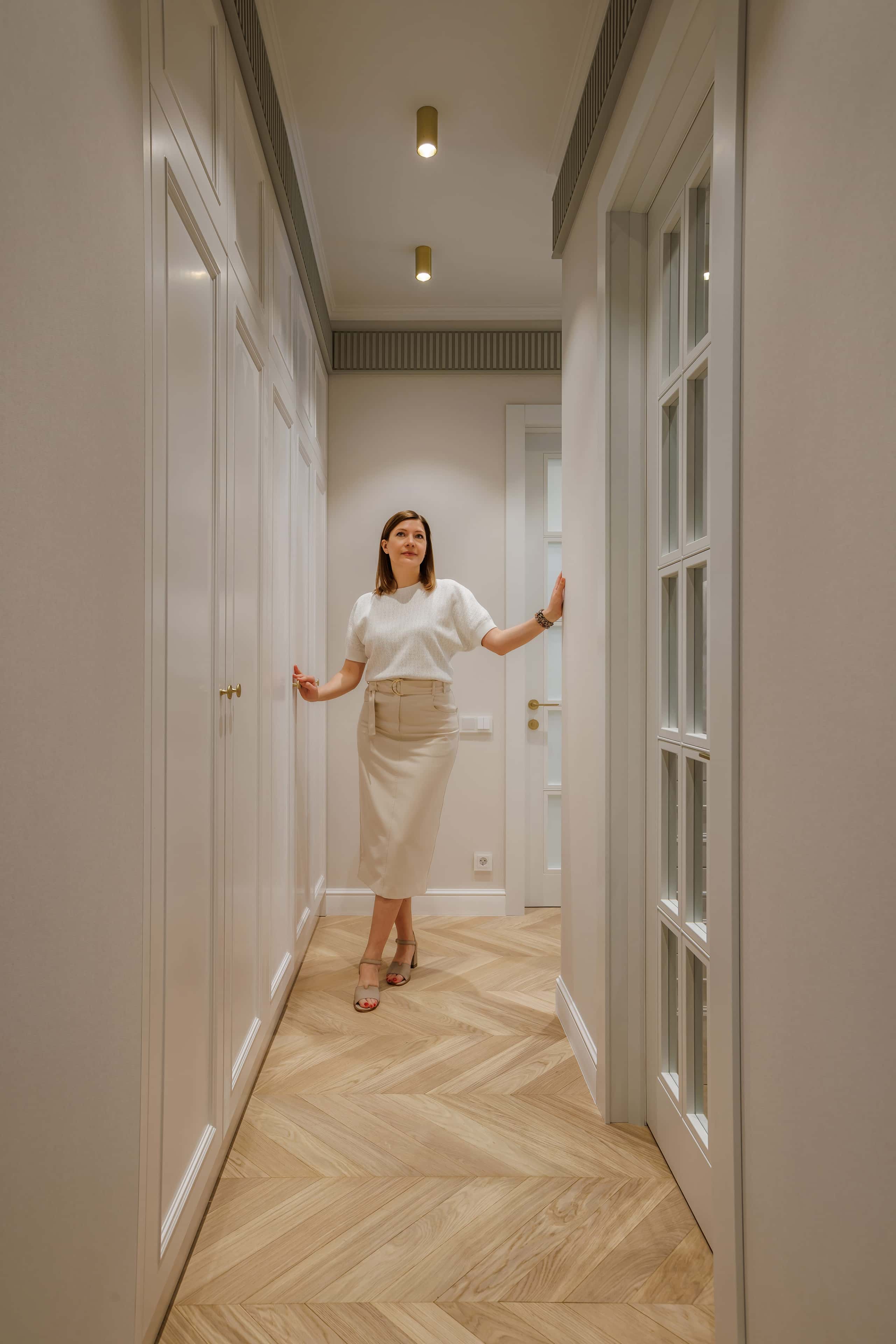 Aranżacja salonu w stylu neoklasycznym: eleganckie meble w mieszkaniu po remoncie.