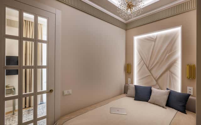 Przedpokój w stylu neoklasycznym: lustro, konsola i aranżacja mieszkania.