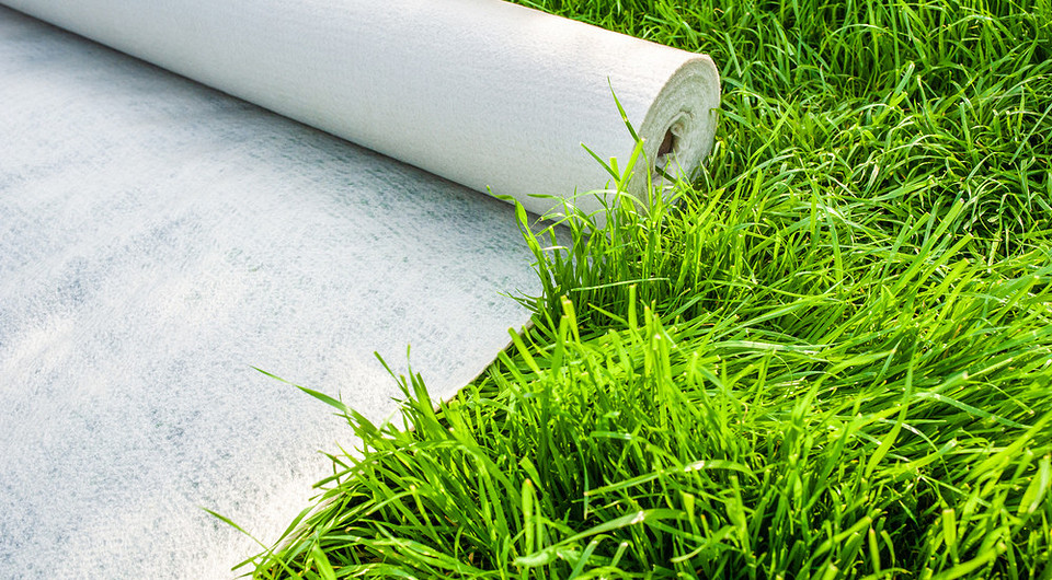 Geowłóknina: Drenaż bez problemów! Geowłóknina do drenażu: ochrona systemu drenażowego przed zamuleniem i skuteczne odprowadzanie wody.