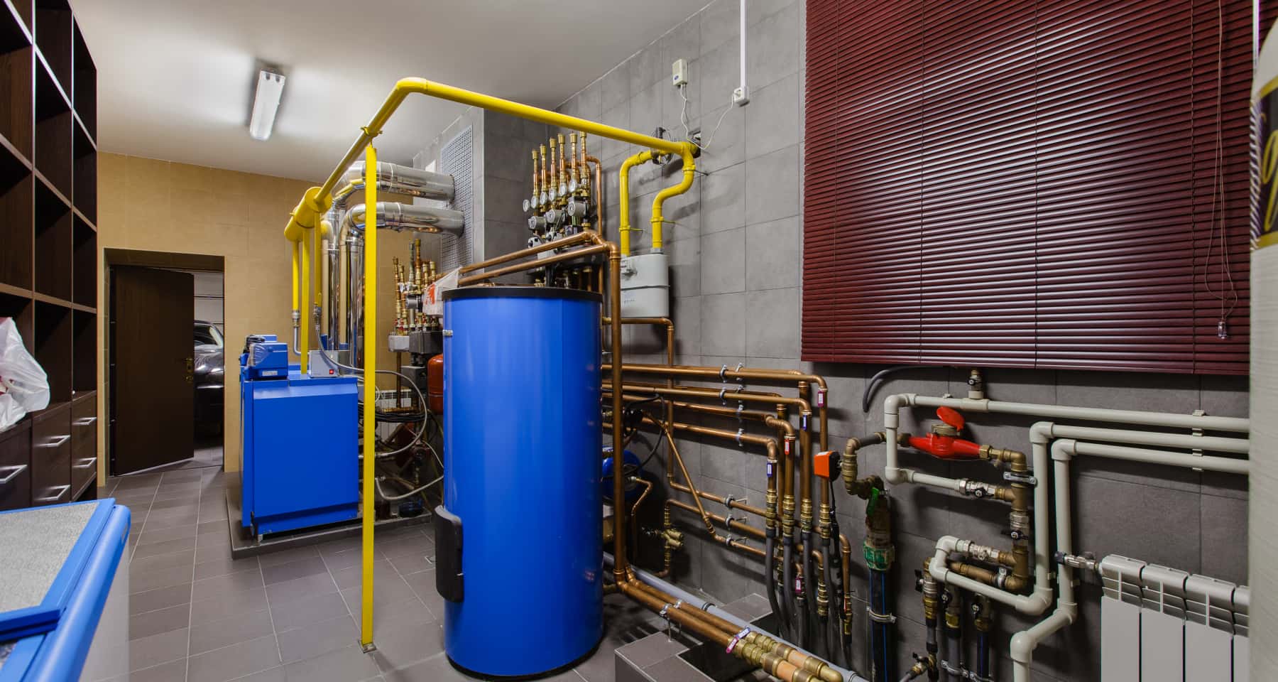 Jasna kuchnia z jadalnią i dużym stołem: przemyślane planowanie domu dla rodziny 2026.