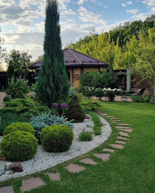 Akcenty z iglaków Klumby z roślinami iglastymi: efektowne akcenty w krajobrazie ogrodu