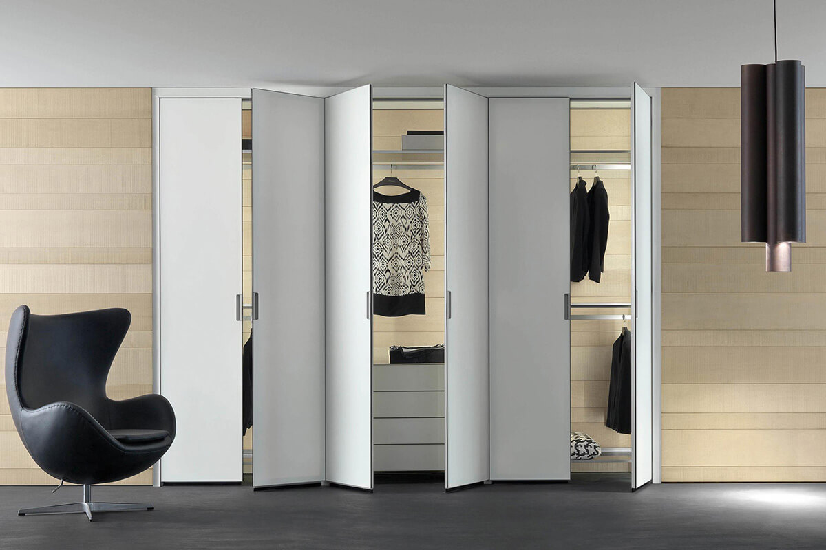 Stylowy przedpokój z nowoczesnym systemem przechowywania, idealny do organizacji przestrzeni.