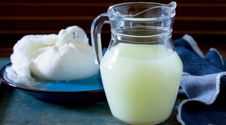 Serwatka dla ogórków Podlewanie ogórków serwatką: naturalny sposób na ochronę przed szkodnikami w 2026 roku.