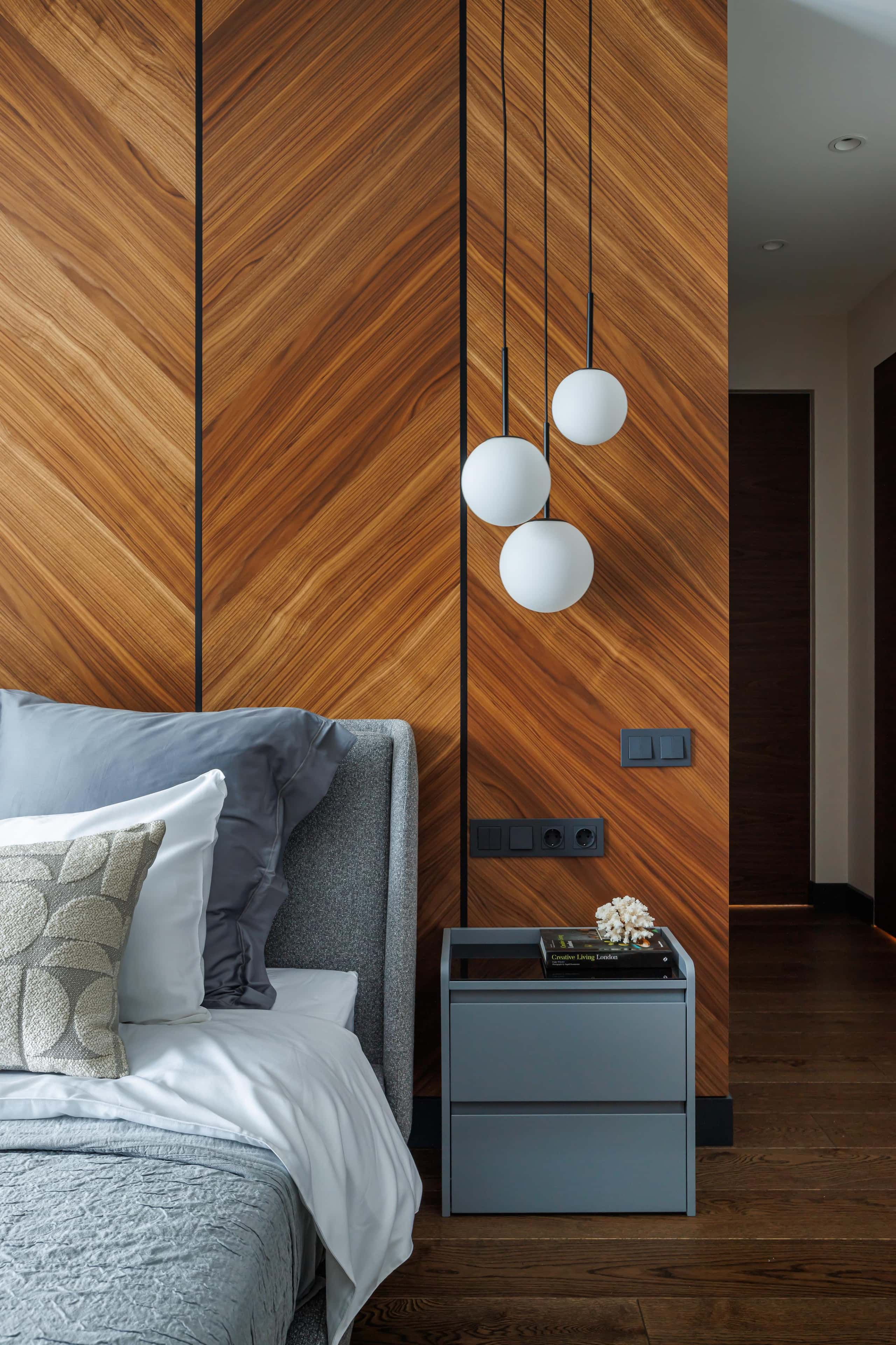 Surowe betonowe ściany w mieszkaniu - wyzwanie aranżacyjne i sypialnia z lustrami.