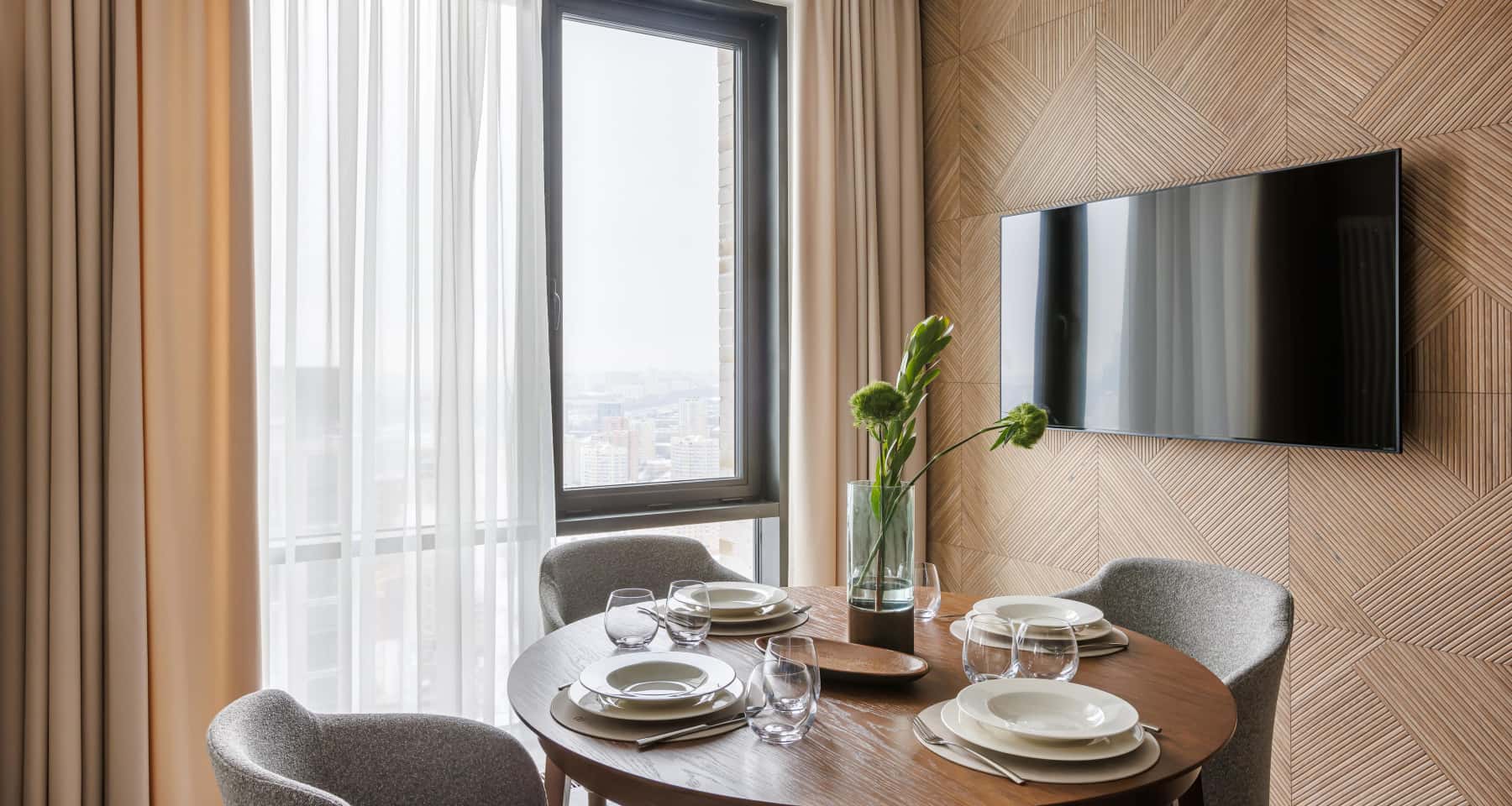 Betonowe ściany w mieszkaniu przed remontem. Czas na drewniane panele.