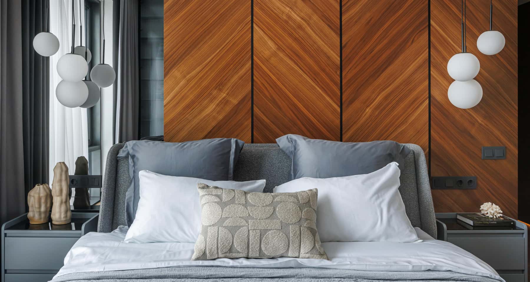 Betonowe wnętrze mieszkania przed remontem - potencjał na kuchnię z wyspą.