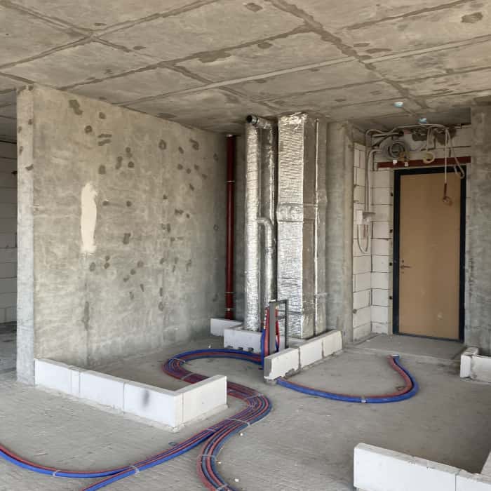 Nowe wnętrze Wnętrze mieszkania w stanie surowym, czekające na metamorfozę i nowy projekt.