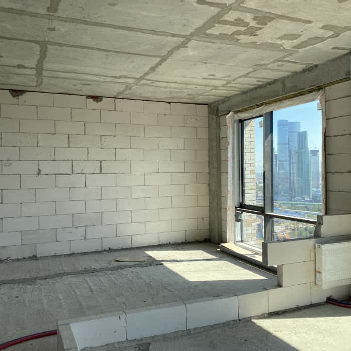 Mieszkanie w stanie surowym - betonowe ściany czekają na remont i wykończenie.