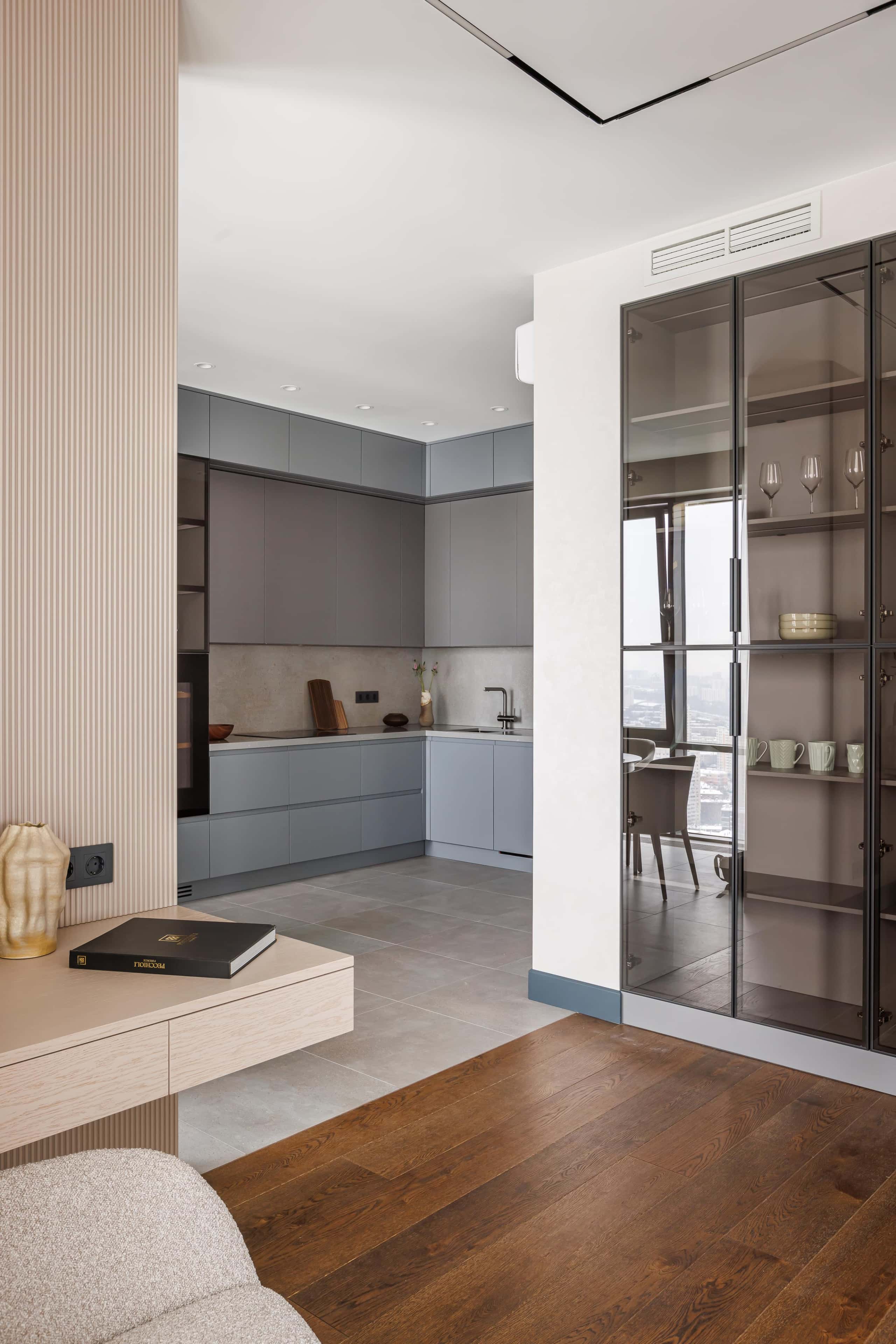 Mieszkanie bez wykończenia w betonie - przygotowanie do remontu.