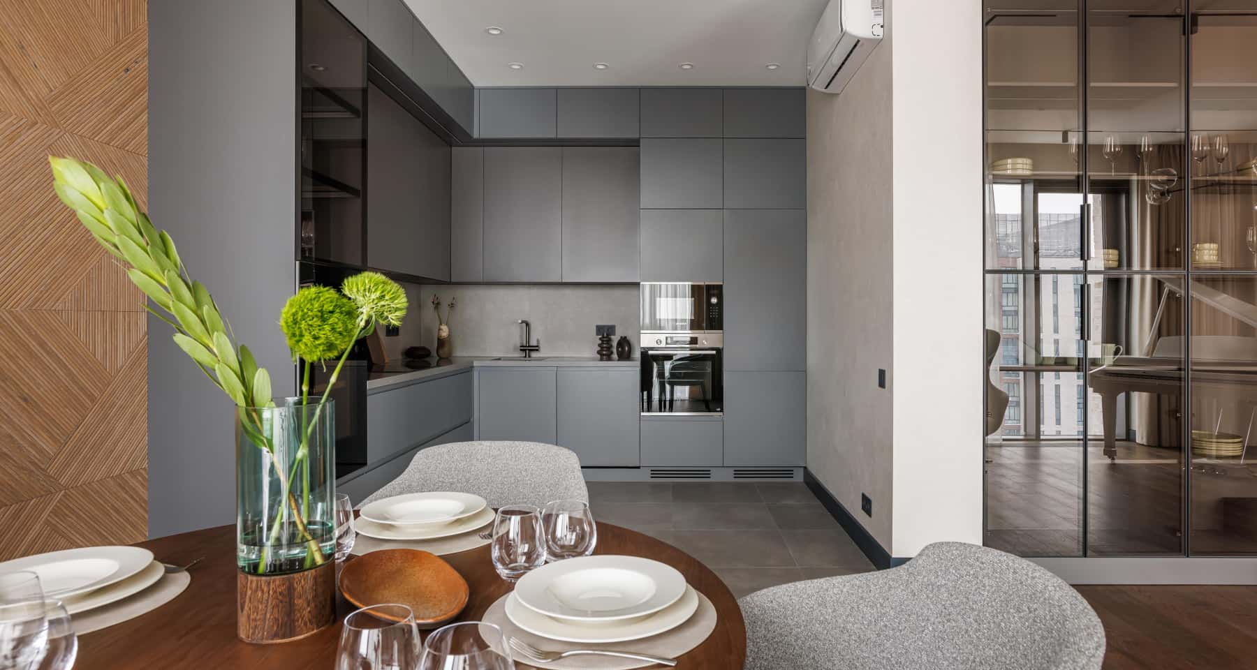 Surowe wnętrze w betonie: początek remontu mieszkania bez wykończenia.