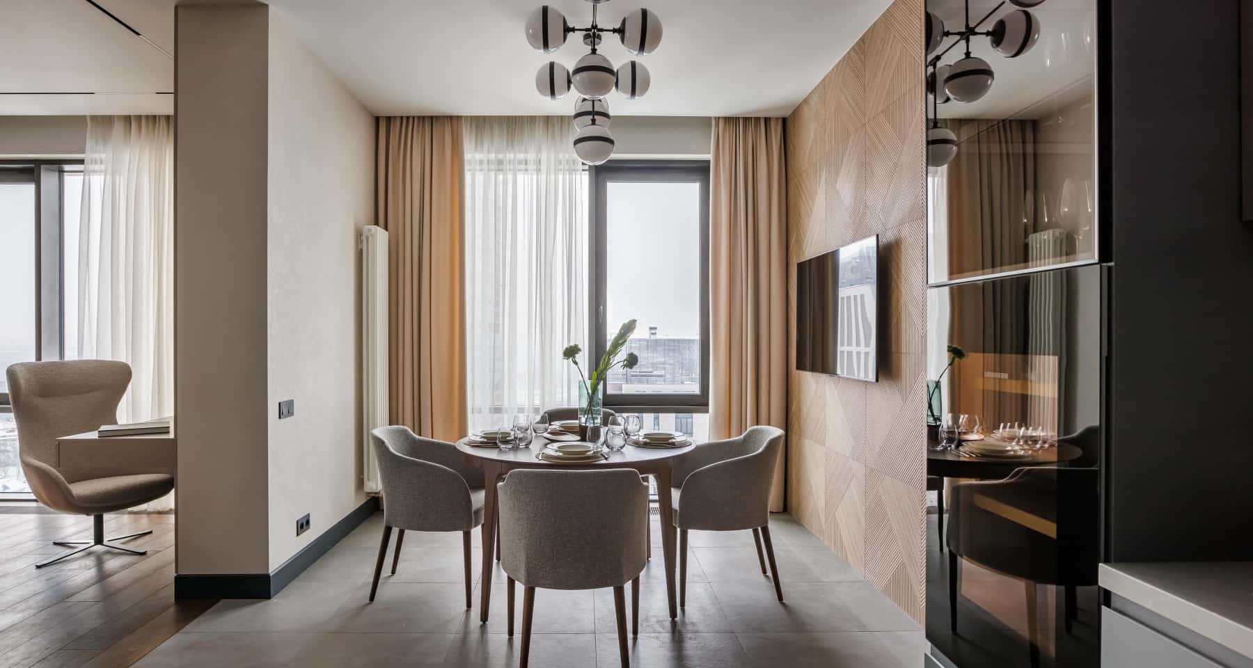 Betonowe wnętrze czekające na aranżację. Przygotowanie do remontu sypialni.