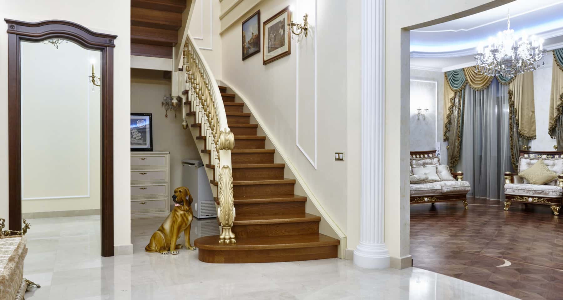 Tekstylia w kwiaty: poduszki na sofie w stylu prowansalskim.