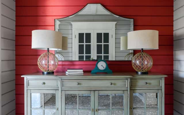 Jasna sypialnia w stylu prowansalskim z tekstyliami w kwiatowe wzory.