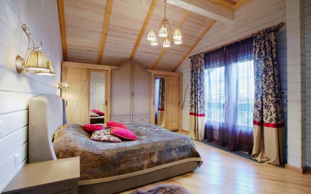 Drewniany stół i krzesła w stylu prowansalskim w jadalni.