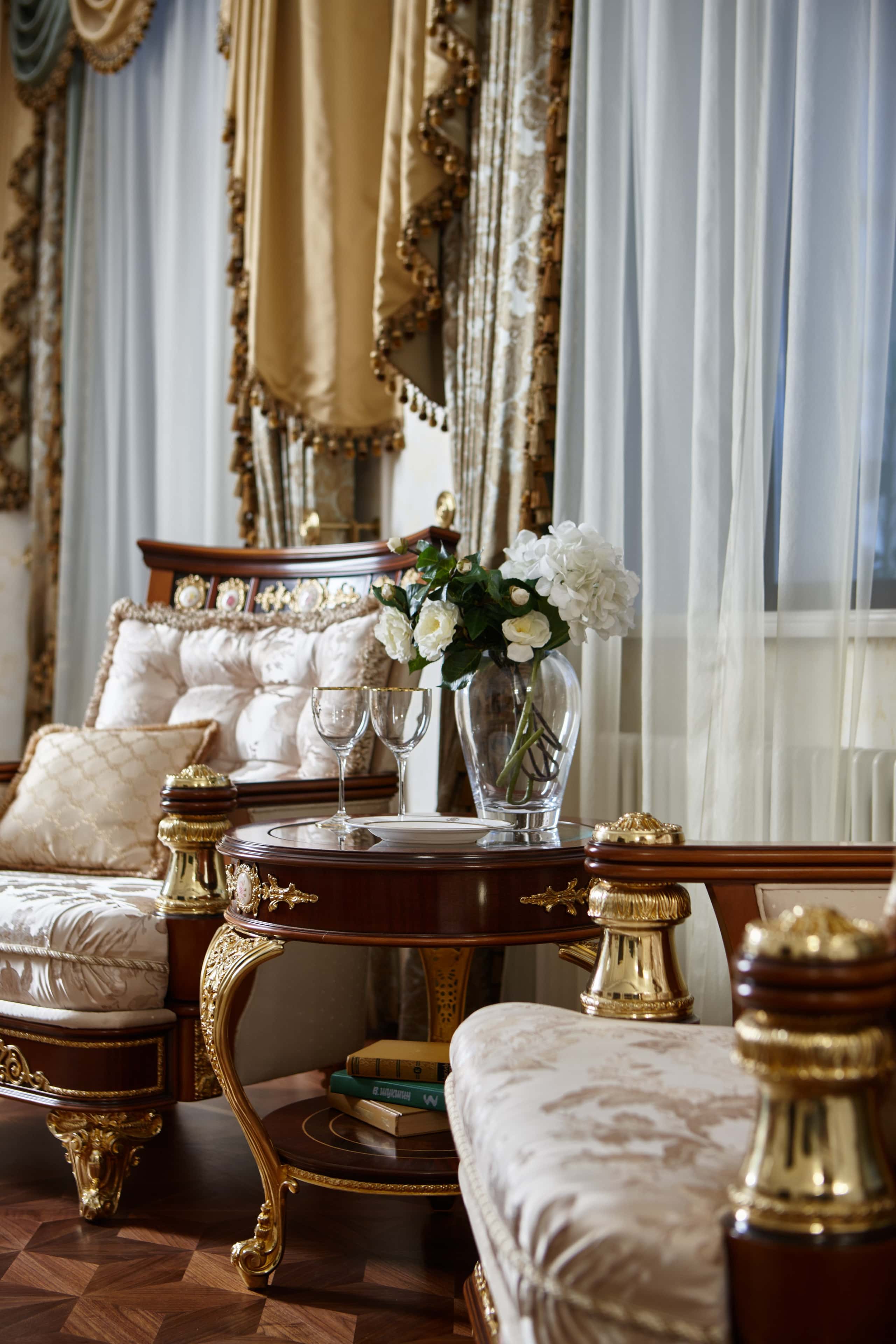 Dekoracyjny talerz z motywem kwiatowym w prowansalskim wnętrzu.