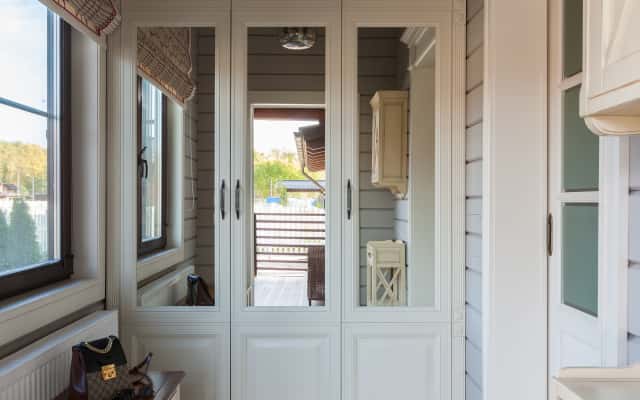 Rustykalne meble i ceramiczne dekoracje w stylu prowansalskim wnętrza 2026