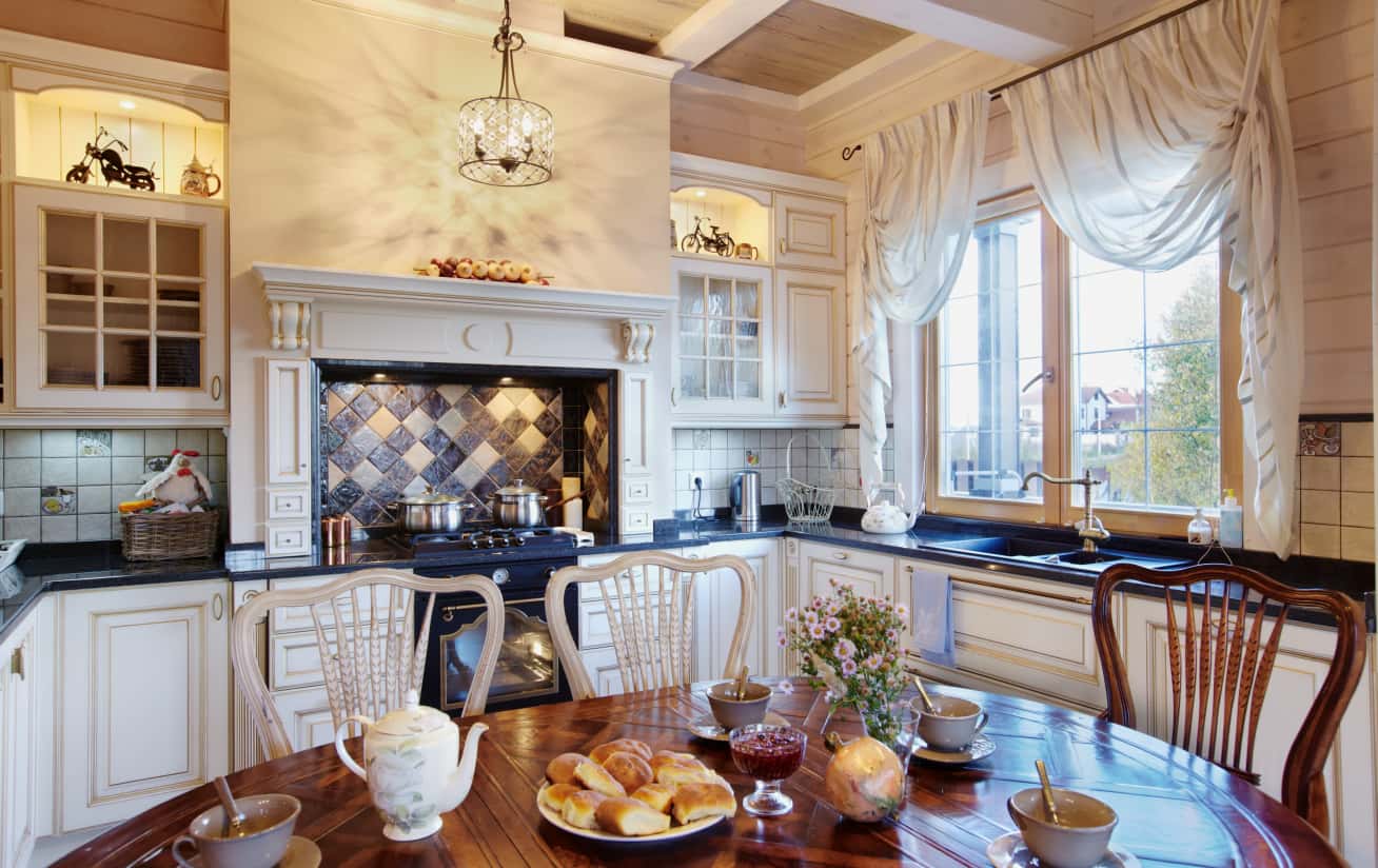 Tekstylia z kwiatowym nadrukiem: poduszki i narzuta w stylu prowansalskim.