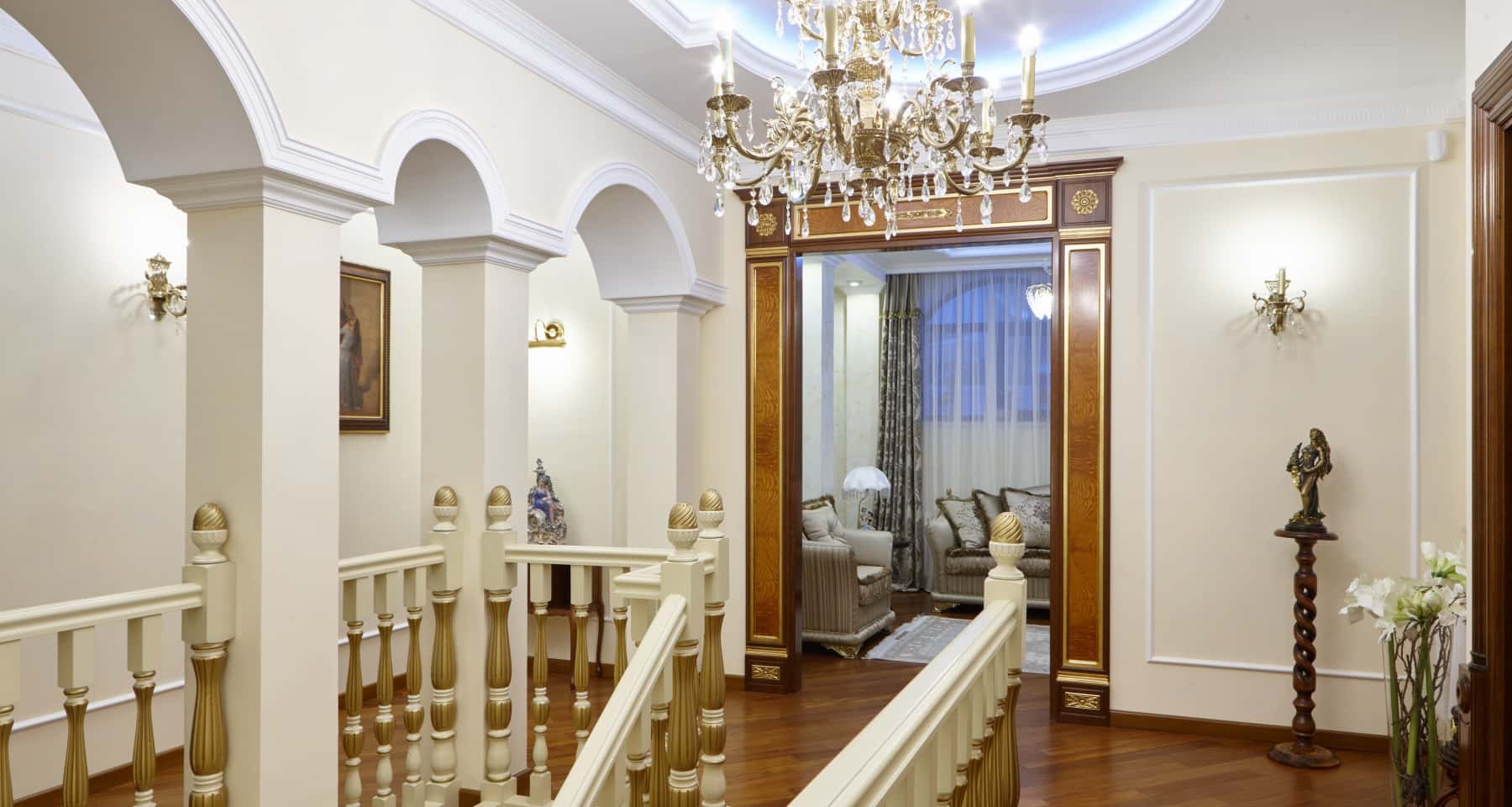 Antyczny komoda w stylu prowansalskim: wyrafinowane detale i rustykalny urok.