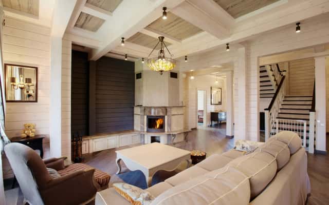 Łazienka w stylu prowansalskim z ceramicznymi płytkami i elementami drewna.